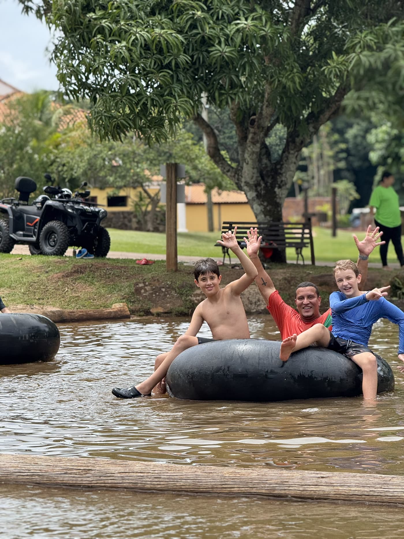 Crianças em boias no rio do clube Raceville